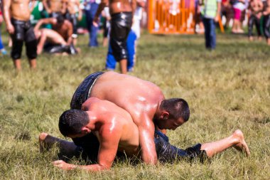 EDIRNE, TURKEY - 14 Temmuz 2018: Türkiye 'de Kırkpınar Türk Yağlı Güreş Festivali' nde orta sıklet güreşçileri zafer için mücadele ediyor. 