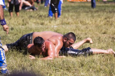 EDIRNE, TURKEY - 14 Temmuz 2018: Türkiye 'de Kırkpınar Türk Yağlı Güreş Festivali' nde orta sıklet güreşçileri zafer için mücadele ediyor. 