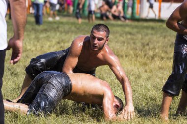 EDIRNE, TURKEY - 14 Temmuz 2018: Türkiye 'de Kırkpınar Türk Yağlı Güreş Festivali' nde orta sıklet güreşçileri zafer için mücadele ediyor. 