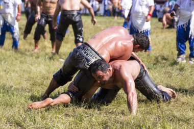 EDIRNE, TURKEY - 14 Temmuz 2018: Türkiye 'de Kırkpınar Türk Yağlı Güreş Festivali' nde orta sıklet güreşçileri zafer için mücadele ediyor. 