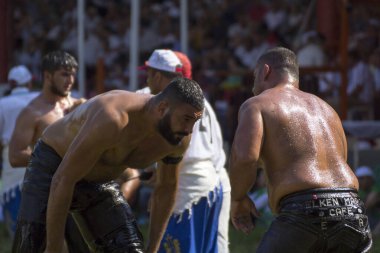 EDIRNE, TURKEY - 14 Temmuz 2018: Türkiye 'de Kırkpınar Türk Yağlı Güreş Festivali' nde orta sıklet güreşçileri zafer için mücadele ediyor. 