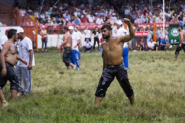 EDIRNE, TURKEY - 14 Temmuz 2018: Türkiye 'de Kırkpınar Türk Yağlı Güreş Festivali' nde orta sıklet güreşçileri zafer için mücadele ediyor. 