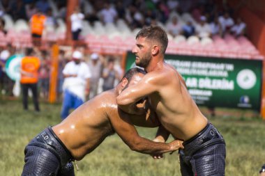 EDIRNE, TURKEY - 14 Temmuz 2018: Türkiye 'de Kırkpınar Türk Yağlı Güreş Festivali' nde orta sıklet güreşçileri zafer için mücadele ediyor. 