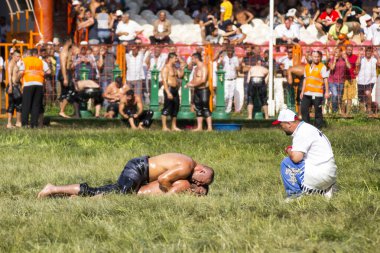 EDIRNE, TURKEY - 14 Temmuz 2018: Türkiye 'de Kırkpınar Türk Yağlı Güreş Festivali' nde orta sıklet güreşçileri zafer için mücadele ediyor. 