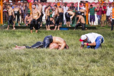 EDIRNE, TURKEY - 14 Temmuz 2018: Türkiye 'de Kırkpınar Türk Yağlı Güreş Festivali' nde orta sıklet güreşçileri zafer için mücadele ediyor. 
