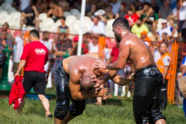 EDIRNE, TURKEY - 14 Temmuz 2018: Türkiye 'de Kırkpınar Türk Yağlı Güreş Festivali' nde orta sıklet güreşçileri zafer için mücadele ediyor. 