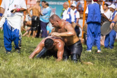 EDIRNE, TURKEY - 14 Temmuz 2018: Türkiye 'de Kırkpınar Türk Yağlı Güreş Festivali' nde orta sıklet güreşçileri zafer için mücadele ediyor. 