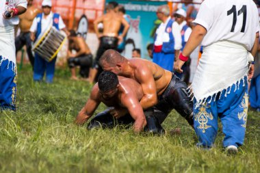 EDIRNE, TURKEY - 14 Temmuz 2018: Türkiye 'de Kırkpınar Türk Yağlı Güreş Festivali' nde orta sıklet güreşçileri zafer için mücadele ediyor. 