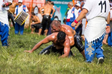 EDIRNE, TURKEY - 14 Temmuz 2018: Türkiye 'de Kırkpınar Türk Yağlı Güreş Festivali' nde orta sıklet güreşçileri zafer için mücadele ediyor. 