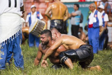 EDIRNE, TURKEY - 14 Temmuz 2018: Türkiye 'de Kırkpınar Türk Yağlı Güreş Festivali' nde orta sıklet güreşçileri zafer için mücadele ediyor. 