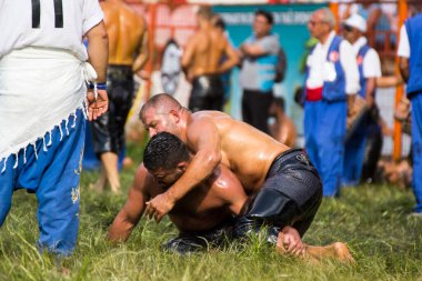EDIRNE, TURKEY - 14 Temmuz 2018: Türkiye 'de Kırkpınar Türk Yağlı Güreş Festivali' nde orta sıklet güreşçileri zafer için mücadele ediyor. 