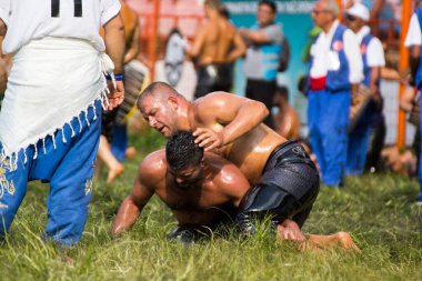 EDIRNE, TURKEY - 14 Temmuz 2018: Türkiye 'de Kırkpınar Türk Yağlı Güreş Festivali' nde orta sıklet güreşçileri zafer için mücadele ediyor. 
