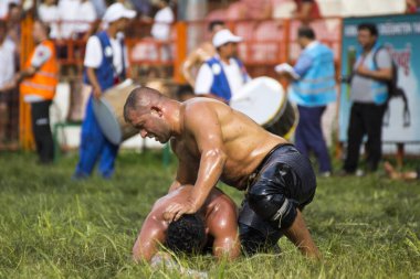 EDIRNE, TURKEY - 14 Temmuz 2018: Türkiye 'de Kırkpınar Türk Yağlı Güreş Festivali' nde orta sıklet güreşçileri zafer için mücadele ediyor. 