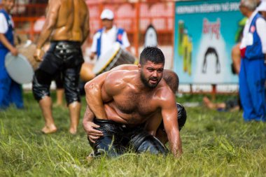 EDIRNE, TURKEY - 14 Temmuz 2018: Türkiye 'de Kırkpınar Türk Yağlı Güreş Festivali' nde orta sıklet güreşçileri zafer için mücadele ediyor. 