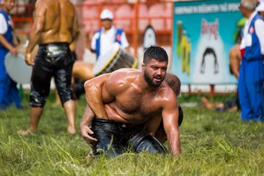 EDIRNE, TURKEY - 14 Temmuz 2018: Türkiye 'de Kırkpınar Türk Yağlı Güreş Festivali' nde orta sıklet güreşçileri zafer için mücadele ediyor. 