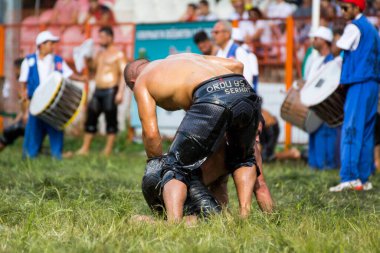 EDIRNE, TURKEY - 14 Temmuz 2018: Türkiye 'de Kırkpınar Türk Yağlı Güreş Festivali' nde orta sıklet güreşçileri zafer için mücadele ediyor. 
