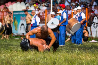 EDIRNE, TURKEY - 14 Temmuz 2018: Türkiye 'de Kırkpınar Türk Yağlı Güreş Festivali' nde orta sıklet güreşçileri zafer için mücadele ediyor. 