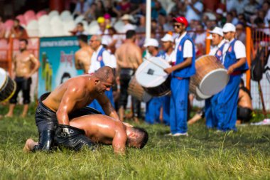 EDIRNE, TURKEY - 14 Temmuz 2018: Türkiye 'de Kırkpınar Türk Yağlı Güreş Festivali' nde orta sıklet güreşçileri zafer için mücadele ediyor. 