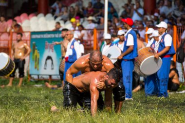 EDIRNE, TURKEY - 14 Temmuz 2018: Türkiye 'de Kırkpınar Türk Yağlı Güreş Festivali' nde orta sıklet güreşçileri zafer için mücadele ediyor. 