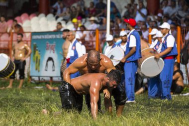 EDIRNE, TURKEY - 14 Temmuz 2018: Türkiye 'de Kırkpınar Türk Yağlı Güreş Festivali' nde orta sıklet güreşçileri zafer için mücadele ediyor. 