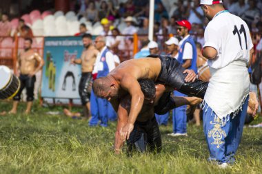 EDIRNE, TURKEY - 14 Temmuz 2018: Türkiye 'de Kırkpınar Türk Yağlı Güreş Festivali' nde orta sıklet güreşçileri zafer için mücadele ediyor. 