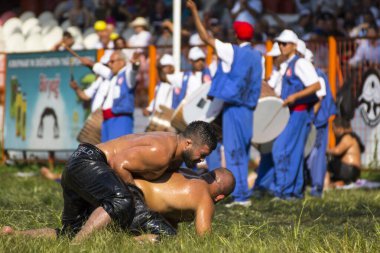 EDIRNE, TURKEY - 14 Temmuz 2018: Türkiye 'de Kırkpınar Türk Yağlı Güreş Festivali' nde orta sıklet güreşçileri zafer için mücadele ediyor. 