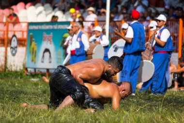 EDIRNE, TURKEY - 14 Temmuz 2018: Türkiye 'de Kırkpınar Türk Yağlı Güreş Festivali' nde orta sıklet güreşçileri zafer için mücadele ediyor. 