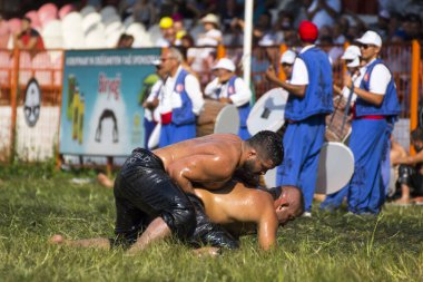 EDIRNE, TURKEY - 14 Temmuz 2018: Türkiye 'de Kırkpınar Türk Yağlı Güreş Festivali' nde orta sıklet güreşçileri zafer için mücadele ediyor. 