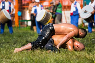 EDIRNE, TURKEY - 14 Temmuz 2018: Türkiye 'de Kırkpınar Türk Yağlı Güreş Festivali' nde orta sıklet güreşçileri zafer için mücadele ediyor. 