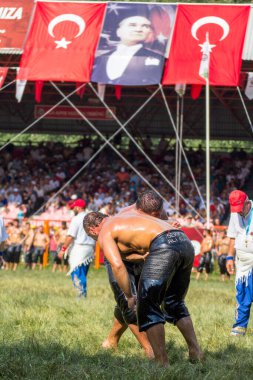 EDIRNE, TURKEY - 14 Temmuz 2018: Türkiye 'de Kırkpınar Türk Yağlı Güreş Festivali' nde orta sıklet güreşçileri zafer için mücadele ediyor. 
