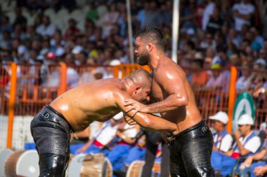 EDIRNE, TURKEY - 14 Temmuz 2018: Türkiye 'de Kırkpınar Türk Yağlı Güreş Festivali' nde orta sıklet güreşçileri zafer için mücadele ediyor. 