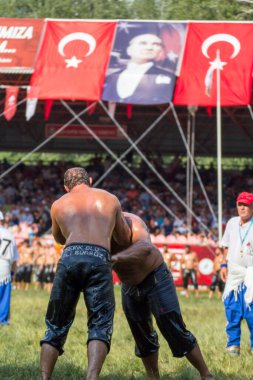 EDIRNE, TURKEY - 14 Temmuz 2018: Türkiye 'de Kırkpınar Türk Yağlı Güreş Festivali' nde orta sıklet güreşçileri zafer için mücadele ediyor. 
