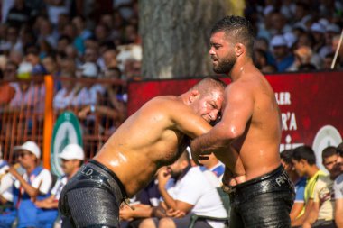 EDIRNE, TURKEY - 14 Temmuz 2018: Türkiye 'de Kırkpınar Türk Yağlı Güreş Festivali' nde orta sıklet güreşçileri zafer için mücadele ediyor. 