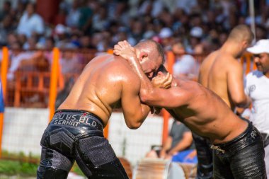 EDIRNE, TURKEY - 14 Temmuz 2018: Türkiye 'de Kırkpınar Türk Yağlı Güreş Festivali' nde orta sıklet güreşçileri zafer için mücadele ediyor. 