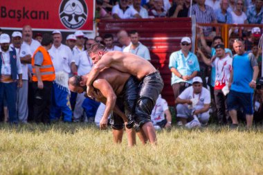 EDIRNE, TURKEY - 14 Temmuz 2018: Türkiye 'de Kırkpınar Türk Yağlı Güreş Festivali' nde orta sıklet güreşçileri zafer için mücadele ediyor. 
