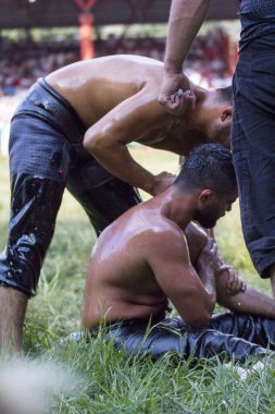 EDIRNE, TURKEY - 14 Temmuz 2018: Türkiye 'de Kırkpınar Türk Yağlı Güreş Festivali' nde orta sıklet güreşçileri zafer için mücadele ediyor. 