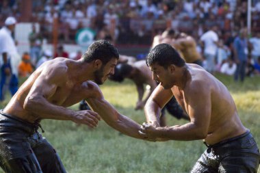 EDIRNE, TURKEY - 14 Temmuz 2018: Türkiye 'de Kırkpınar Türk Yağlı Güreş Festivali' nde orta sıklet güreşçileri zafer için mücadele ediyor. 