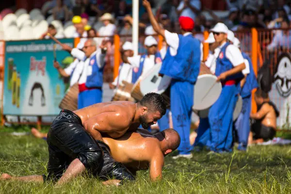 EDIRNE, TURKEY - 14 Temmuz 2018: Türkiye 'de Kırkpınar Türk Yağlı Güreş Festivali' nde orta sıklet güreşçileri zafer için mücadele ediyor. 
