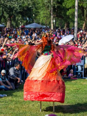 EDiRNE, TURKEY - 5 Mayıs 2018: Kakava Festivali, Roma Festivali, Hidirellez 'de Edirne, Türkiye' den başlayan birçok turist çalma ve dans gösterisi.