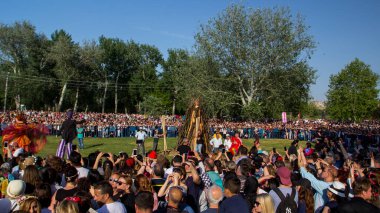 EDiRNE, TURKEY - 5 Mayıs 2018: Kakava Festivali, Roma Festivali, Hidirellez 'de Edirne, Türkiye' den başlayan birçok turist çalma ve dans gösterisi.