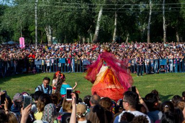 EDiRNE, TURKEY - 5 Mayıs 2018: Kakava Festivali, Roma Festivali, Hidirellez 'de Edirne, Türkiye' den başlayan birçok turist çalma ve dans gösterisi.