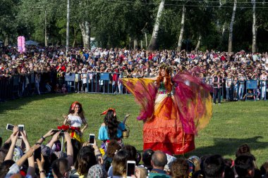EDiRNE, TURKEY - 5 Mayıs 2018: Kakava Festivali, Roma Festivali, Hidirellez 'de Edirne, Türkiye' den başlayan birçok turist çalma ve dans gösterisi.