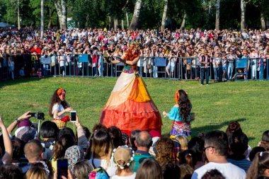EDiRNE, TURKEY - 5 Mayıs 2018: Kakava Festivali, Roma Festivali, Hidirellez 'de Edirne, Türkiye' den başlayan birçok turist çalma ve dans gösterisi.