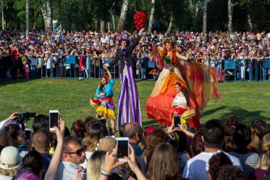 EDiRNE, TURKEY - 5 Mayıs 2018: Kakava Festivali, Roma Festivali, Hidirellez 'de Edirne, Türkiye' den başlayan birçok turist çalma ve dans gösterisi.