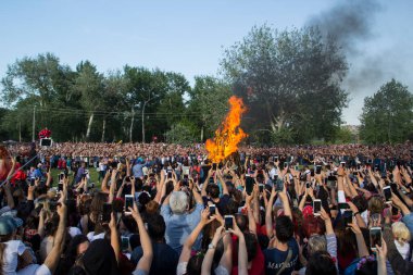EDiRNE, TURKEY - 5 Mayıs 2018: Kakava Festivali, Roma Festivali, Hidirellez 'de Edirne, Türkiye' den başlayan büyük şöminenin etrafında oynayan ve dans eden bir sürü turist.