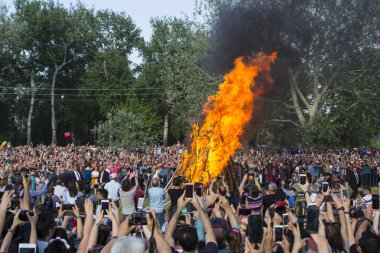 EDiRNE, TURKEY - 5 Mayıs 2018: Kakava Festivali, Roma Festivali, Hidirellez 'de Edirne, Türkiye' den başlayan büyük şöminenin etrafında oynayan ve dans eden bir sürü turist.