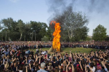EDiRNE, TURKEY - 5 Mayıs 2018: Kakava Festivali, Roma Festivali, Hidirellez 'de Edirne, Türkiye' den başlayan büyük şöminenin etrafında oynayan ve dans eden bir sürü turist.