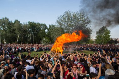 EDiRNE, TURKEY - 5 Mayıs 2018: Kakava Festivali, Roma Festivali, Hidirellez 'de Edirne, Türkiye' den başlayan büyük şöminenin etrafında oynayan ve dans eden bir sürü turist.
