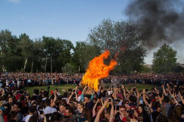 EDiRNE, TURKEY - 5 Mayıs 2018: Kakava Festivali, Roma Festivali, Hidirellez 'de Edirne, Türkiye' den başlayan büyük şöminenin etrafında oynayan ve dans eden bir sürü turist.