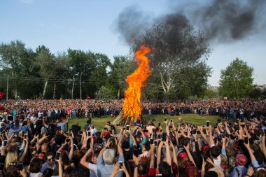 EDiRNE, TURKEY - 5 Mayıs 2018: Kakava Festivali, Roma Festivali, Hidirellez 'de Edirne, Türkiye' den başlayan büyük şöminenin etrafında oynayan ve dans eden bir sürü turist.